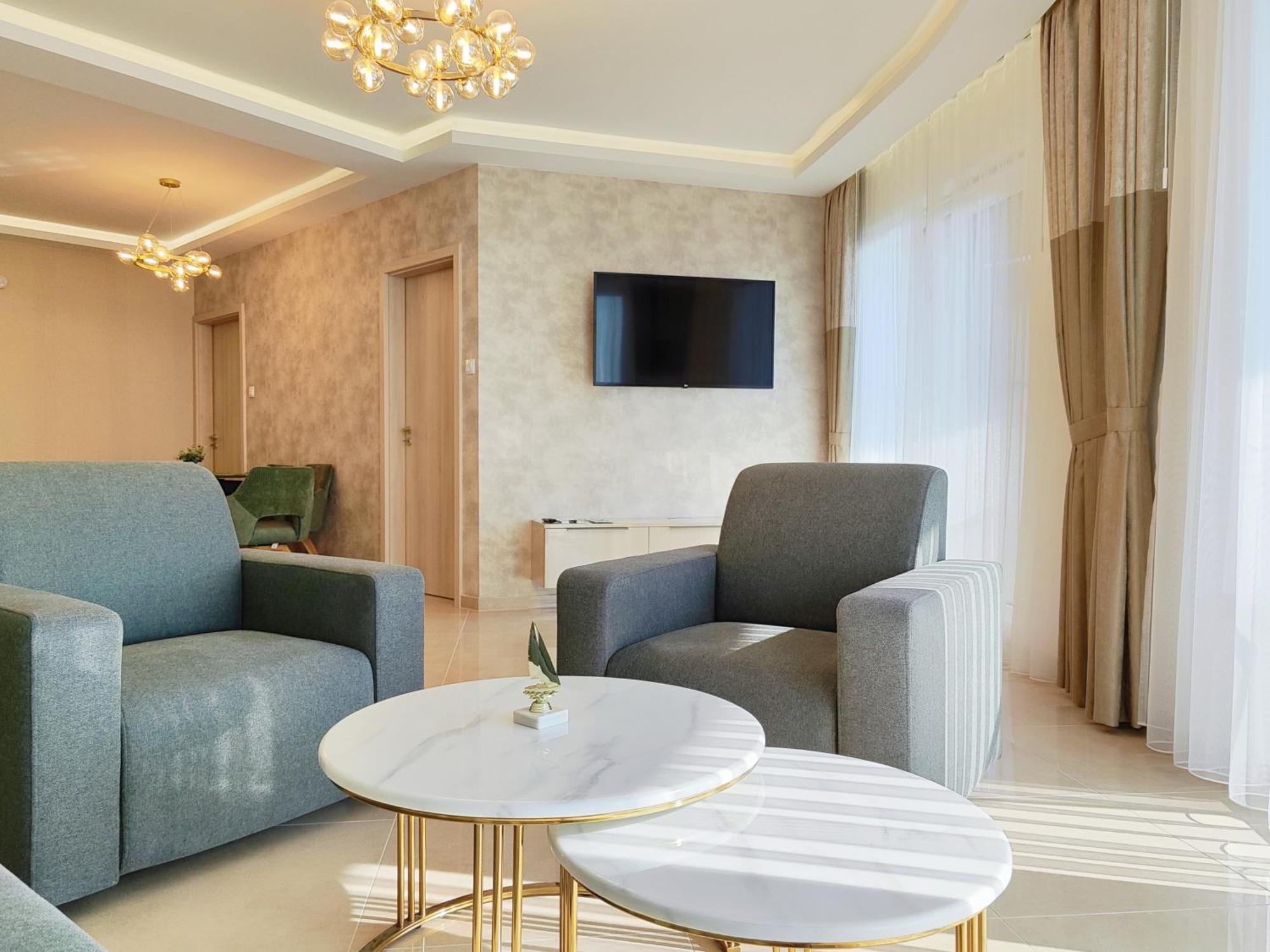Royal Martin'S Apartment Кестхей Экстерьер фото