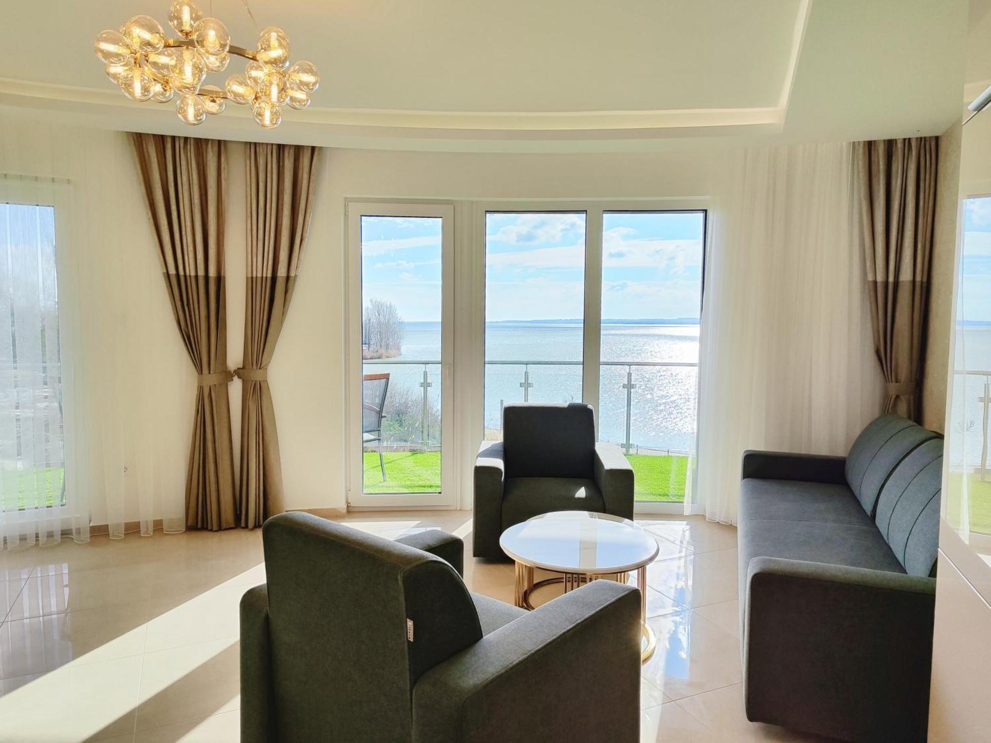 Royal Martin'S Apartment Кестхей Экстерьер фото