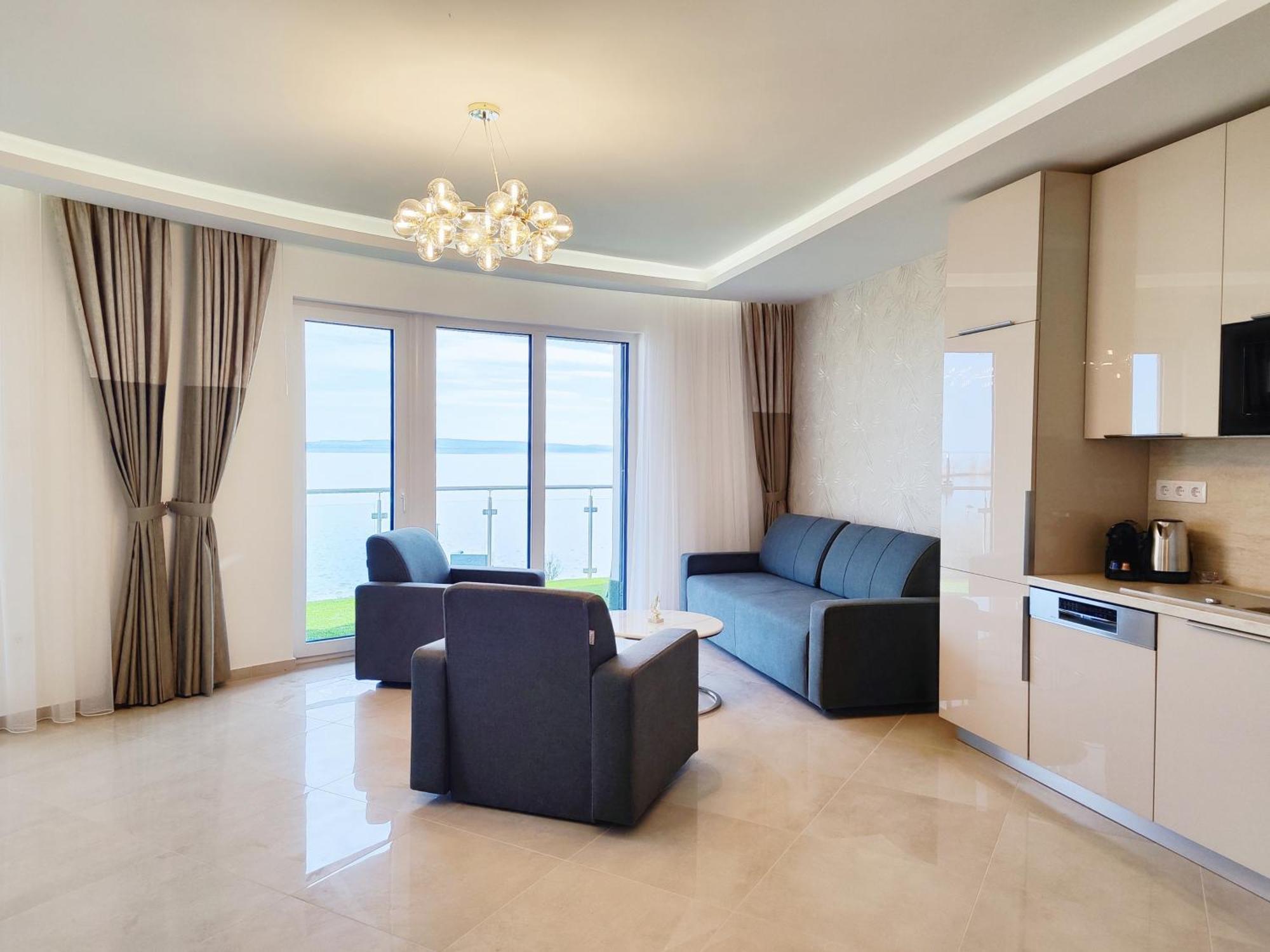 Royal Martin'S Apartment Кестхей Экстерьер фото